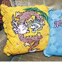 繡上龍及花圖案的咕𤫀，以人手製作，5,650 Baht（約HK$1,284）。