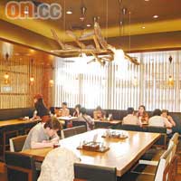 店內環境以木色為主，是根據日本傳統拉麵店的格局而設計，亦有吧枱位置可以邊食邊欣賞師傅煮麵。