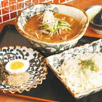 日式雞肉撈烏冬 $55<BR>是日本流行的沾麵，上枱時麵、湯及配料分開上，跟中國的撈麵食法差不多，就是用烏冬沾湯來食，因此麵身不會被上湯弄漲。