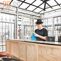 Cafe設有玻璃酒吧，襯晒Lomo的Style。