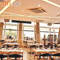 餐廳分成幾部分，例如較寬敞、富現代感的大廳取名Sole，內裏放了意、印的特色擺設，以及掛上意大利的風景相，地道風味十足。