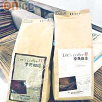 店內出售的李氏咖啡，全是Wilson自家烘焙、包括烏干達AA（左，$120/磅）和肯尼亞AA（右，$220/磅）。