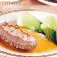 蝦籽扣釀遼參<BR>選用貴價的山東遼參，釀入豬肉末及金華火腿蓉，令菜式增加鮮味。