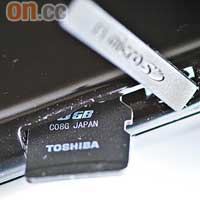 設有microSD擴充槽，不過最大只支援4GB卡。
