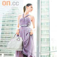 紫色雪紡長裙 $46,500<BR>藍色高跟鞋 未定價<BR>淺灰色中Dior Granville手袋 $18,700