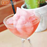 Wine Margaritas $80/杯　$275/勺<BR>怕龍舌蘭酒味道太濃，可試試這款Cocktail，大家可先選自己喜歡的提子口味，Bartender再為你配上粉紅香檳、白酒及紅酒，香甜清新。