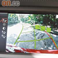 中控台屏幕連接了後視鏡頭，並內置導航系統。
