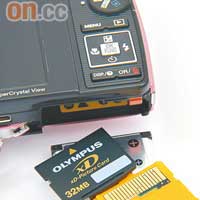 雖然依舊使用xD作儲存媒體，但亦可透過轉接器，使用microSD。