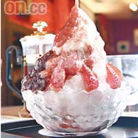 鮮草莓刨冰<br>同樣加有雪糕、紅豆蓉的士多啤梨刨冰，可以再添加新鮮士多啤梨汁，果香四溢。$43.8