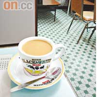一杯香滑濃郁的奶茶，是港人獨有的飲茶文化，最近終於抬起頭來。
