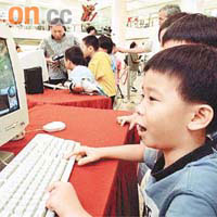 多項研究均指，兒童玩電腦遊戲對手腦協調及記性有幫助。	（資料圖片）