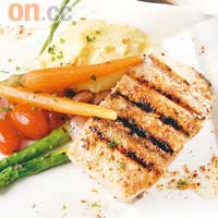 Oven Roasted Barramundi Fillet $160(8oz)<br>烤香盲鰽魚均可自由選擇配菜，薯蓉及蔬菜爽口新鮮，魚柳亦淋上自製汁料。