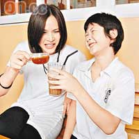 兩母子突然來個「Cheers」，溫情滿瀉。