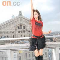 紅色tee	$499<br>黑色羽毛skirt $1,599<br>Belt $499<br>黑色boots $3,199