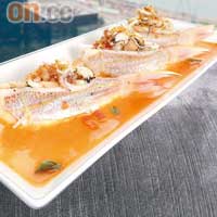 Simmered Red Mullet $180<BR>蒸煮過的紅衫魚，鋪上炒煮的蟶子、魷魚、炸乾葱、青檸皮、橙皮等，配搭及食味均很創新，極富本土風味。