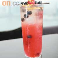 Hong Kong Highball $115<BR>主打飲品，由紅桑莓味Vodka、黑加侖子、蜜糖、香檳、檸檬及紅番石榴調製，果香四溢，迎合女性口味。 