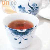 熱茶由RC瓷器盛載，讓你邊歎茶邊感受RC的品質。