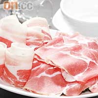 豬腩肉（左）、豬肩肉（右）<BR>精選巴西靚豬肉，前者有嚼頭，後者入口軟綿，同樣可任添任食。
