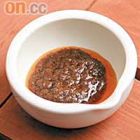 沙茶醬<BR>潮州人打邊爐必備，味道鹹香，用來配豉油或麻醬皆可。