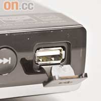 機面設USB介面，可直插USB手指播放多媒體檔案。