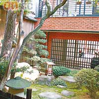 拉麵店中央有日式庭園，可以一邊食麵一邊欣賞園景。