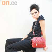 黑色Beading top	$35,900<BR>黑色長褲 $10,900<BR>紅色菱格紋Little Stam Bag $9,490