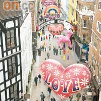 一向愛創新的Carnaby Street，今年出動6米高充氣裝飾。