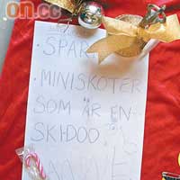 這是Jim參賽時瑞典小朋友給他的願望卡，卡上寫的是瑞典文，而這位小朋友的願望就是希望能收到一架雪橇。