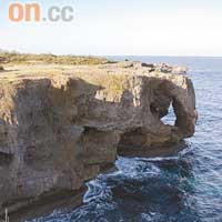 懸崖被海浪長期侵蝕，看起來有點像桂林象鼻山。