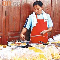 想試泰國地道小食，街市有多達幾十檔任你揀。