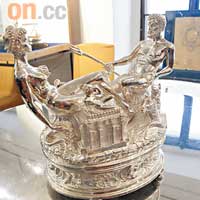 圖中乃仿照一件16世紀意大利著名銀器製成的限量仿製版，手工精細，可媲美當年的工匠，全世界只得４個，其中１個由英國皇室擁有。
