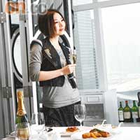 JJ輕嘗香檳及品嘗法式前菜，加上維港景色，令她極期待將上枱的主菜。
