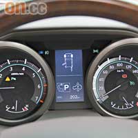 儀錶板上的Steering Angle Display，可得知輪胎狀況。