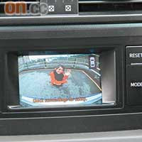 中控台上小屏幕，可顯示車身四周情況。