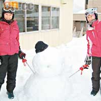 寇鴻萍同貝欣堆雪人。