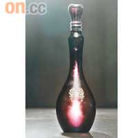 十四代龍泉2009年限量版 $17,800<BR>最令日本人趨之若鶩的清酒，每年只生產200瓶，2009年限量版酒瓶用上低調的深紫色，酒身優質，入口帶甜味且花香味重。