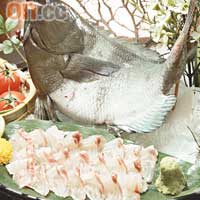 活黑毛魚刺身 約$1,300<BR>10多20年前亦在本港水域常見的黑毛魚（又名冧蚌），如今只有在日本水域尋得到。活魚肉質較硬淨，宜薄切後再灑上岩鹽來吃。