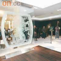 品牌首年參加SIHH錶展，展館設計一絲不苟。