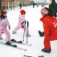 小朋友都學滑雪，不過要跟教練做熱身先。
