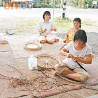 村民來15天就可學成織藤手藝，若你識泰文，都歡迎來學。