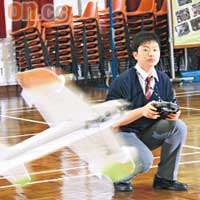 學校禮堂適合進行室內模型飛機飛行。