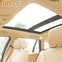天幕面積比傳統天窗大2.4倍，可為車廂注入大量陽光。