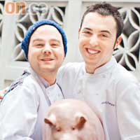 擔任餐廳顧問的Chef Willy Trullas Moreno（左）與同樣來自巴塞隆那的餐廳總廚Chef Alex Martinez Fargas（右），兩人老友鬼鬼一樣愛玩愛笑，凸顯西班牙人個性。