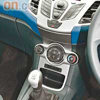 中控台按鈕排列有序，五前速手波給車主更自主的操控。
