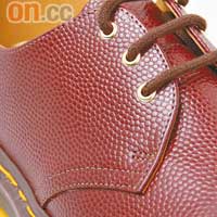 鞋身紋理似籃球凹凸表面。