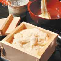 新鮮的腐皮是京都著名的豆腐料理，進食時只要點上醬汁便可，售價¥1,700（約HK$141）。