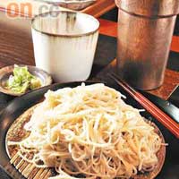 餐廳內的蕎麥麵，由廚師每晚即場手打製作，麵質分外有咬口，1,300日圓（約HK$108）。