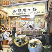 穿上邵族頭飾的貓頭鷹木雕，NT$800（約HK$195）。