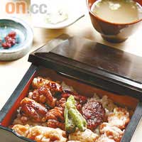 串燒雞飯 $120<br>日本米飯配上5款串燒雞，包括雞肉京葱、免治雞肉、雞髀等，配上串燒野菜、沙律及自家熬製清雞湯，以日本便當盒呈上，分量十足。