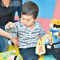照顧娃娃遊戲讓孩子模仿父母般照顧娃娃的飲食和儀容，從中學習自理能力。